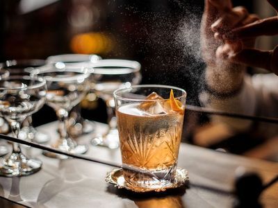 Préparation d’un cocktail signature au bar Maison Amour à Tours, avec vaporisation d’agrumes et verres prêts à servir