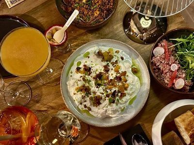 Dîner chez Maison Amour à Tours avec cocktails colorés, tartare, burrata et assiettes à partager dans une ambiance conviviale